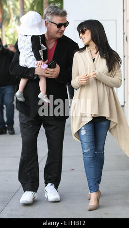 Alec Baldwin bénéficiant d''une journée en famille avec sa future épouse Hilaria et sa petite fille Carmen à Beverly Hills avec : Alec Baldwin, Hilaria Baldwin, Carmen Baldwin Où : Los Angeles, California, United States Quand : 23 Mar 2015 Crédit : Sharppix/WENN.com Banque D'Images