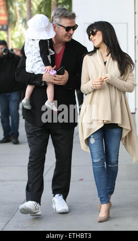 Alec Baldwin bénéficiant d''une journée en famille avec sa future épouse Hilaria et sa petite fille Carmen à Beverly Hills avec : Alec Baldwin, Hilaria Baldwin, Carmen Baldwin Où : Los Angeles, California, United States Quand : 23 Mar 2015 Crédit : Sharppix/WENN.com Banque D'Images