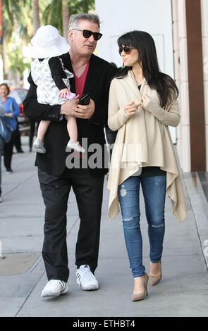 Alec Baldwin bénéficiant d''une journée en famille avec sa future épouse Hilaria et sa petite fille Carmen à Beverly Hills avec : Alec Baldwin, Hilaria Baldwin, Carmen Baldwin Où : Los Angeles, California, United States Quand : 23 Mar 2015 Crédit : Sharppix/WENN.com Banque D'Images