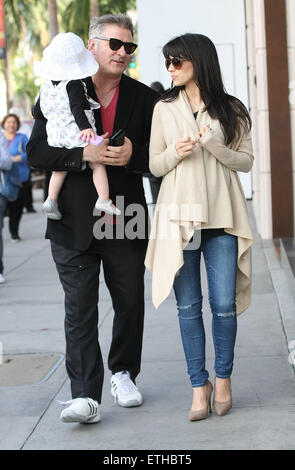 Alec Baldwin bénéficiant d''une journée en famille avec sa future épouse Hilaria et sa petite fille Carmen à Beverly Hills avec : Alec Baldwin, Hilaria Baldwin, Carmen Baldwin Où : Los Angeles, California, United States Quand : 23 Mar 2015 Crédit : Sharppix/WENN.com Banque D'Images