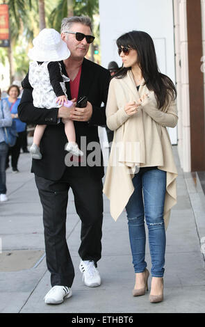 Alec Baldwin bénéficiant d''une journée en famille avec sa future épouse Hilaria et sa petite fille Carmen à Beverly Hills avec : Alec Baldwin, Hilaria Baldwin, Carmen Baldwin Où : Los Angeles, California, United States Quand : 23 Mar 2015 Crédit : Sharppix/WENN.com Banque D'Images