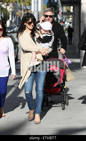 Alec Baldwin bénéficiant d''une journée en famille avec sa future épouse Hilaria et sa petite fille Carmen à Beverly Hills avec : Alec Baldwin, Hilaria Baldwin, Carmen Baldwin Où : Los Angeles, California, United States Quand : 23 Mar 2015 Crédit : Sharppix/WENN.com Banque D'Images