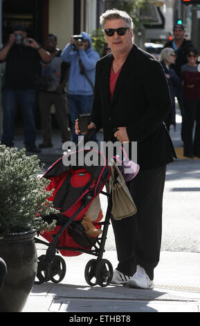 Alec Baldwin bénéficiant d''une journée en famille avec sa future épouse Hilaria et sa petite fille Carmen à Beverly Hills avec : Alec Baldwin Où : Los Angeles, California, United States Quand : 23 Mar 2015 Crédit : Sharppix/WENN.com Banque D'Images