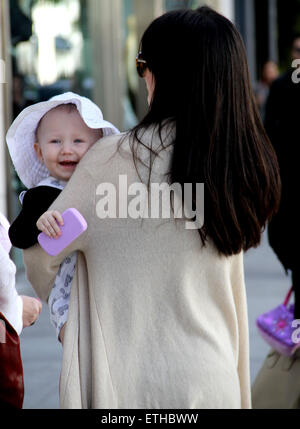 Alec Baldwin bénéficiant d''une journée en famille avec sa future épouse Hilaria et sa petite fille Carmen nous arrêter pour déjeuner à M Cafe à Los Angeles comprend : Hilaria Baldwin, Carmen Gabriela Baldwin Où : Los Angeles, California, United States Quand : 23 févr. 2015 : l'argent de crédit/WENN.com chaud $ Banque D'Images