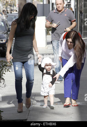 Alec Baldwin bénéficiant d''une journée en famille avec sa future épouse Hilaria et sa petite fille Carmen nous arrêter pour déjeuner à M Cafe à Los Angeles comprend : Hilaria Baldwin, Carmen Gabriela Baldwin Où : Los Angeles, California, United States Quand : 23 févr. 2015 : l'argent de crédit/WENN.com chaud $ Banque D'Images