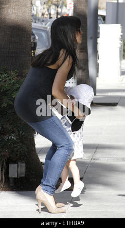 Alec Baldwin bénéficiant d''une journée en famille avec sa future épouse Hilaria et sa petite fille Carmen nous arrêter pour déjeuner à M Cafe à Los Angeles comprend : Hilaria Baldwin, Carmen Gabriela Baldwin Où : Los Angeles, California, United States Quand : 23 févr. 2015 : l'argent de crédit/WENN.com chaud $ Banque D'Images