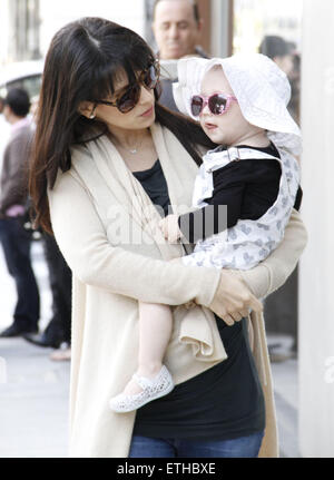 Alec Baldwin bénéficiant d''une journée en famille avec sa future épouse Hilaria et sa petite fille Carmen nous arrêter pour déjeuner à M Cafe à Los Angeles comprend : Hilaria Baldwin, Carmen Gabriela Baldwin Où : Los Angeles, California, United States Quand : 23 févr. 2015 : l'argent de crédit/WENN.com chaud $ Banque D'Images