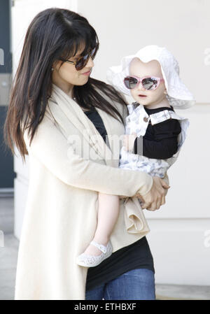 Alec Baldwin bénéficiant d''une journée en famille avec sa future épouse Hilaria et sa petite fille Carmen nous arrêter pour déjeuner à M Cafe à Los Angeles comprend : Hilaria Baldwin, Carmen Gabriela Baldwin Où : Los Angeles, California, United States Quand : 23 févr. 2015 : l'argent de crédit/WENN.com chaud $ Banque D'Images