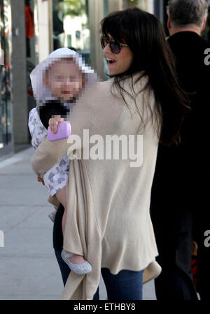 Alec Baldwin bénéficiant d''une journée en famille avec sa future épouse Hilaria et sa petite fille Carmen nous arrêter pour déjeuner à M Cafe à Los Angeles comprend : Hilaria Baldwin, Carmen Gabriela Baldwin Où : Los Angeles, California, United States Quand : 23 févr. 2015 : l'argent de crédit/WENN.com chaud $ Banque D'Images