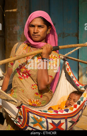 Râjasthânî femme portant son bébé dans une écharpe. Udaipur, Rajasthan, Inde Banque D'Images