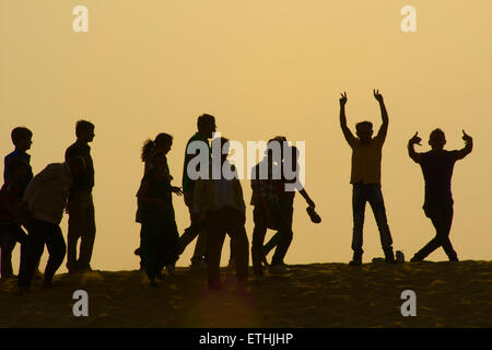 Les touristes appréciant les Gujarati désert du Thar à Sam, Rajasthan, Inde Banque D'Images