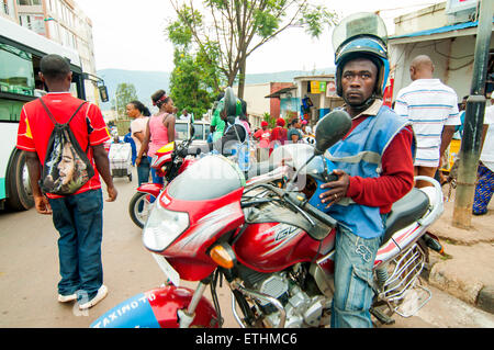 Scène de rue avec cycle moteur central taxi, 'Ville', CBD, Kigali, Rwanda Banque D'Images