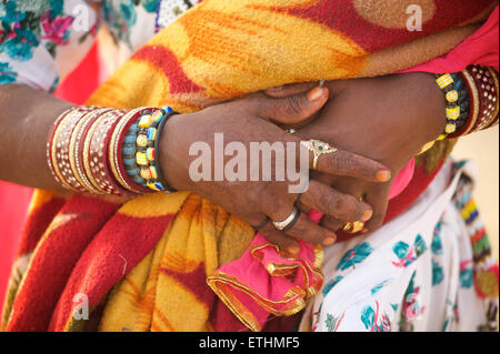 Détail de Rajasthani woman's hands et ses bijoux. Sam, désert de Thar, Rajasthan, Inde Banque D'Images