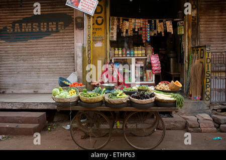 Vendeur de rue, la vente de légumes de son étal. Jodhpur, Inde Banque D'Images