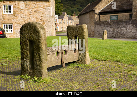 Royaume-uni, Angleterre, Derbyshire, Eyam, Place du Marché, début xixe siècle en bois en pierre une peine de stocks halieutiques Banque D'Images