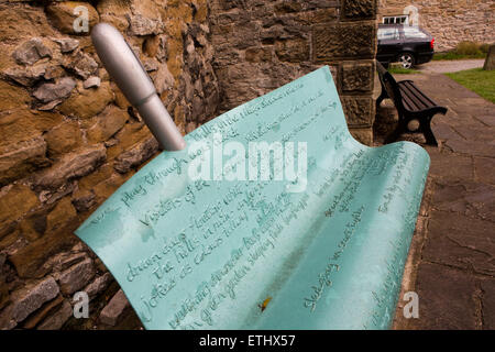 Royaume-uni, Angleterre, Derbyshire, Eyam, la place, le banc en forme de soie brodée, avec aiguille géant Banque D'Images