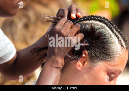 L'Afrique traditionnelle coiffures sur les femmes blanches Banque D'Images