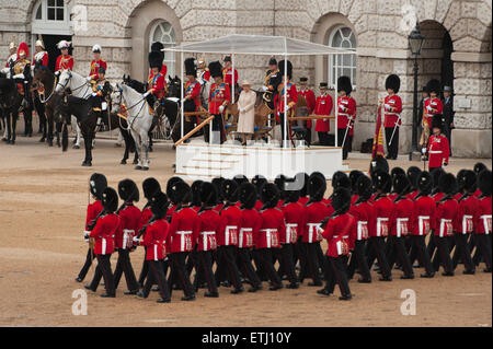 Horse Guards Parade, Londres, Royaume-Uni. 13 Juin, 2015. Son Altesse Royale la Reine reçoit le salut et inspecte la parade Parade à la couleur, Banque D'Images