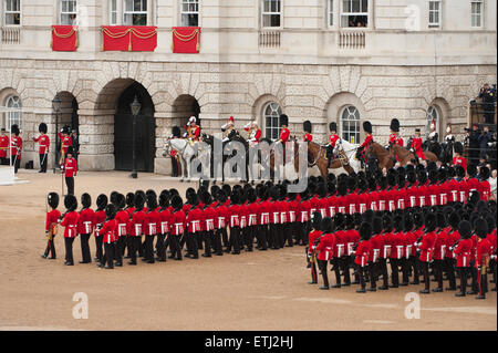 Horse Guards Parade, Londres, Royaume-Uni. 13 Juin, 2015. Son Altesse Royale la Reine reçoit le salut et inspecte la parade Parade à la couleur, Banque D'Images