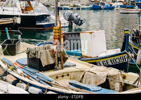Bateaux de pêche dans le port de pêche, village de pêcheurs de Camogli, Province de Gênes, Ligurie, Riviera Italienne, Levante, Italie, Europe Banque D'Images
