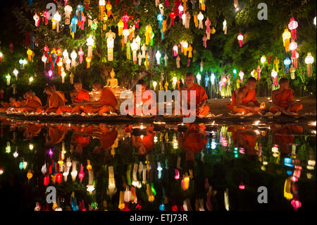 CHIANG MAI, THAÏLANDE - 6 NOVEMBRE 2014 : les jeunes moines bouddhistes méditant assis à un festival de lumières loi krathong cérémonie. Banque D'Images