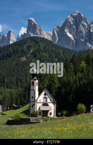 Printemps vue sur St Johann In Saintes avec l'église de montagne Dolomites Puez-Geisler derrière, Villnoss ou Val di Funes, le Tyrol du sud Banque D'Images