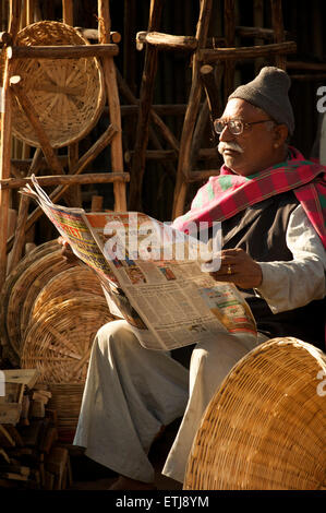 Indian man reading newspaper, Jodhpur, Rajasthan, India Banque D'Images