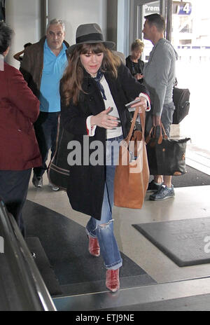 Jenny Lewis s'écarte de l'Aéroport International de Los Angeles (LAX) comprend : Jenny Lewis Où : Los Angeles, California, United States Quand : 27 février 2015 Source : WENN.com Banque D'Images