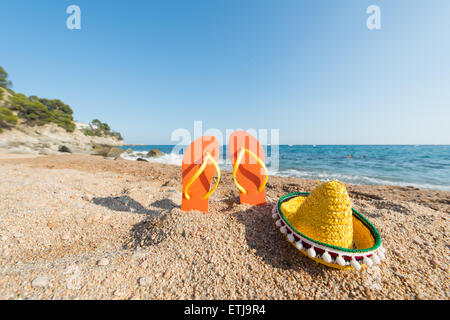 Tongs colorées de rangs à l'espagnol beach Banque D'Images