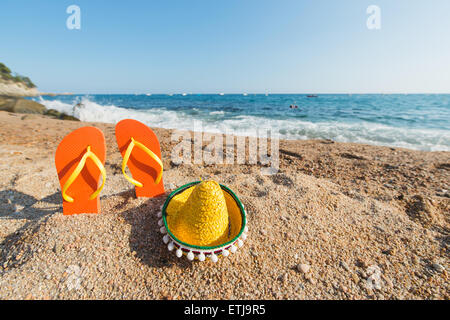 Tongs colorées de rangs à l'espagnol beach Banque D'Images
