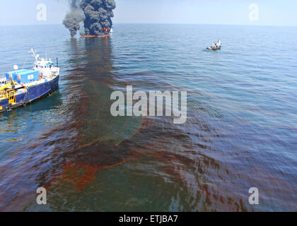 L'huile flotte à la surface comme des équipages nettoyer un brûlage contrôlé à la suite de la marée noire Deepwater Horizon de BP la catastrophe que les efforts déployés pour contenir et nettoyer les millions de gallons d'équipage continuent le 9 juin 2010 dans le golfe du Mexique. Banque D'Images