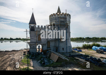 (150614) -- LA NOUVELLE ORLÉANS, le 14 juin 2015 (Xinhua) -- Photo prise le 10 juin 2015 montre du pêcheur Château en cours de rénovation sur Bayou irlandais à la Nouvelle-Orléans, Louisiane, États-Unis, le 10 juin 2015. Simon Villemarette construit le château en 1981 pour ressembler à un château du 14ème siècle. Le Château a survécu à l'ouragan Katrina et est toujours un point d'intérêt aujourd'hui. Dix ans après l'ouragan Katrina a la Nouvelle Orléans pour ses genoux et laissé une empreinte émotionnelle à travers les États-Unis en tant que personnes vu comment le gouvernement américain n'a pas réussi à répondre rapidement, essentiellement une communauté afro-américaine de t Banque D'Images