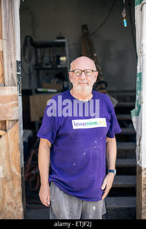 (150614) -- LA NOUVELLE ORLÉANS, le 14 juin 2015 (Xinhua) -- Grham, un 73-year-old British volontaire, pose pour une photo à l'extérieur d'une maison nouvellement construite dans la région de Lower Ninth Ward, La Nouvelle-Orléans, Louisiane, États-Unis, le 10 juin 2015. Depuis l'été 2005, la Basse-Ninth Ward est devenu un dépotoir pour les choses. Herbe sauvage jusqu'à taille adulte prévaut dans la région, parmi lesquels l'wreckages de maisons abandonnées sont sinistrement. Dix ans après l'ouragan Katrina a la Nouvelle Orléans pour ses genoux et laissé une empreinte émotionnelle à travers les États-Unis en tant que personnes vu comment le gouvernement des États-Unis ne parviennent pas Banque D'Images