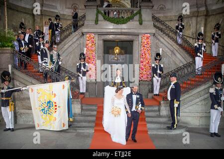 Stockholm, Suède. 13 Juin, 2015. Le prince Carl Philip et la Princesse Sofia après leur mariage religieux à la Chapelle à Stockholm, Suède, 13 juin 2015. Dpa : Crédit photo alliance/Alamy Live News Banque D'Images