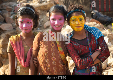 Les jeunes filles indiennes jusqu'à la vinaigrette à l'effectuez Pushkar fair, Pushkar, Rajasthan, India Banque D'Images