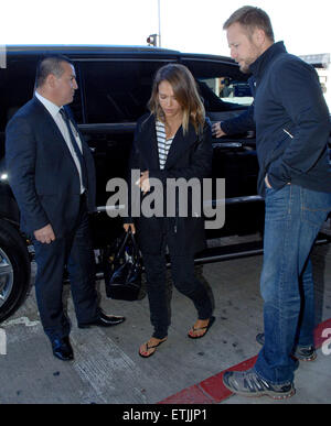 Jessica Alba arrive à l'Aéroport International de Los Angeles (LAX) portant des tongs et du vernis à ongles rouge sur ses orteils avec : Jessica Alba Où : Los Angeles, California, United States Quand : 02 mars 2015 : l'argent de crédit/WENN.com chaud $ Banque D'Images