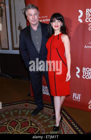 2015 rond-point Theatre Company Gala du printemps tenue à l'hôtel Waldorf Astoria - Arrivées avec : Alec Baldwin, Hilaria Thomas Baldwin Où : New York City, New York, United States Quand : 02 Mar 2015 Crédit : Joseph Marzullo/WENN.com Banque D'Images