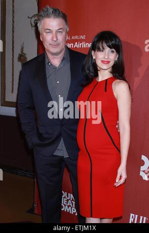 2015 rond-point Theatre Company Gala du printemps tenue à l'hôtel Waldorf Astoria - Arrivées avec : Alec Baldwin, Hilaria Thomas Baldwin Où : New York City, New York, United States Quand : 02 Mar 2015 Crédit : Joseph Marzullo/WENN.com Banque D'Images
