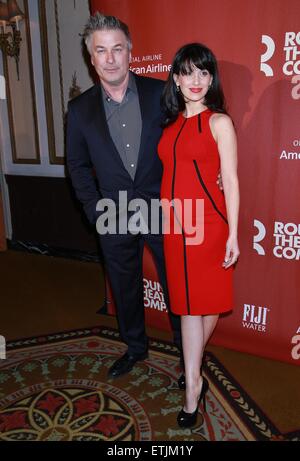 2015 rond-point Theatre Company Gala du printemps tenue à l'hôtel Waldorf Astoria - Arrivées avec : Alec Baldwin, Hilaria Thomas Baldwin Où : New York City, New York, United States Quand : 02 Mar 2015 Crédit : Joseph Marzullo/WENN.com Banque D'Images