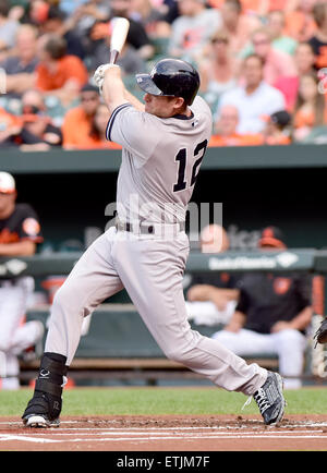 New York Yankees de troisième but Chase Headley (12) de chauves-souris dans la première manche contre les Orioles de Baltimore à l'Oriole Park at Camden Yards de Baltimore, MD, le vendredi 12 juin 2015. Credit : Ron Sachs/CNP (restriction : NO New York ou le New Jersey Journaux ou journaux dans un rayon de 75 km de la ville de New York) Banque D'Images