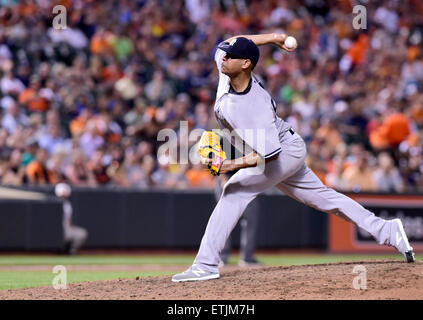 De baseball des New York Yankees Esmil Rogers (53) travaille dans la septième manche contre les Orioles de Baltimore à l'Oriole Park at Camden Yards de Baltimore, MD, le vendredi 12 juin 2015. Credit : Ron Sachs/CNP (restriction : NO New York ou le New Jersey Journaux ou journaux dans un rayon de 75 km de la ville de New York) Banque D'Images