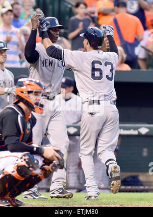 New York Yankees voltigeur de centre de Mason Williams (65) est félicité par l'arrêt-court DiDi Grégoire (18) après avoir frappé un home run run 2 en quatrième manche contre les Orioles de Baltimore à l'Oriole Park at Camden Yards de Baltimore, MD, le vendredi 12 juin 2015. Credit : Ron Sachs/CNP (restriction : NO New York ou le New Jersey Journaux ou journaux dans un rayon de 75 km de la ville de New York) Banque D'Images