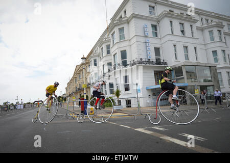 Les concurrents participent à la Penny Farthing championship course de VTT au cours de la à Eastbourne, East Sussex, Angleterre. Banque D'Images