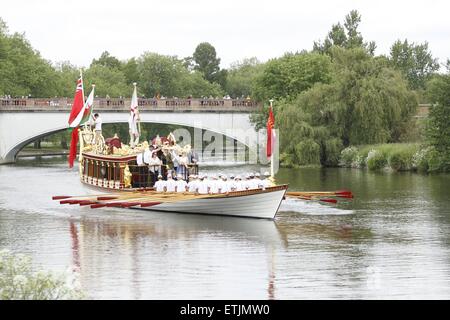 Windsor, Berkshire, Royaume-Uni. 14 Juin, 2015. Une flottille de bateaux dirigé par le bas voiles Gloriana la Tamise à Windsor. Le relais commémore le 800e anniversaire de la signature de la Grande Charte à Runnymede, par le roi Jean en 1215 Credit : Ed Brown/Alamy Live News Banque D'Images