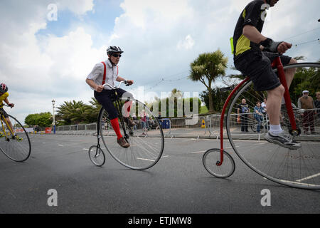 Les concurrents participent à la Penny Farthing championship course de VTT au cours de la à Eastbourne, East Sussex, Angleterre. Banque D'Images