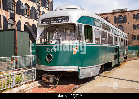 Red Hook, Brooklyn, New York - 6 juin 2015 : voir d'antique tramway vu l'extérieur de la région de Red Hook. Banque D'Images