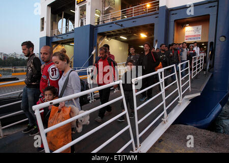 Athènes, Grèce. 14 Juin, 2015. Les immigrants et les réfugiés arrivent au port du Pirée, près d'Athènes, Grèce, le 14 juin 2015. Plus de 1 800 immigrants et réfugiés sont arrivés ici le dimanche matin à partir de l'île grecque de Lesbos. La nouvelle vague d'immigrants en provenance de Syrie ont été piégés pendant une longue période à l'île grecque, en raison d'un retard dans la documentation nécessaire au port de Lesbos et dans les centres d'accueil où ils séjournaient. © Marios Lolos/Xinhua/Alamy Live News Banque D'Images