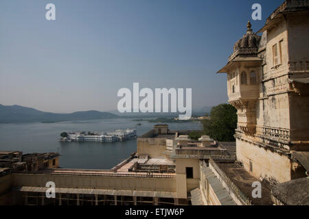 Vue depuis le palais de la ville du lac Palace autrefois connue comme Jag Niwas, sur le lac Pichola, Udaipur, Rajasthan, Inde Banque D'Images