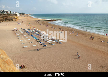 Les gens et bains de soleil sur la grande plage d'Albufeira au Portugal Banque D'Images