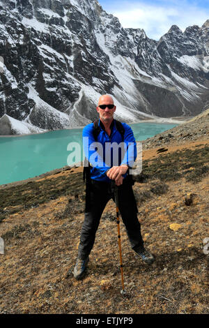 Trekker à Cholotse Cho lac glaciaire, (Chlo Tsho), camp de base de l'Everest trek, Site du patrimoine mondial de l'UNESCO, le parc national de Sagarmatha, Banque D'Images